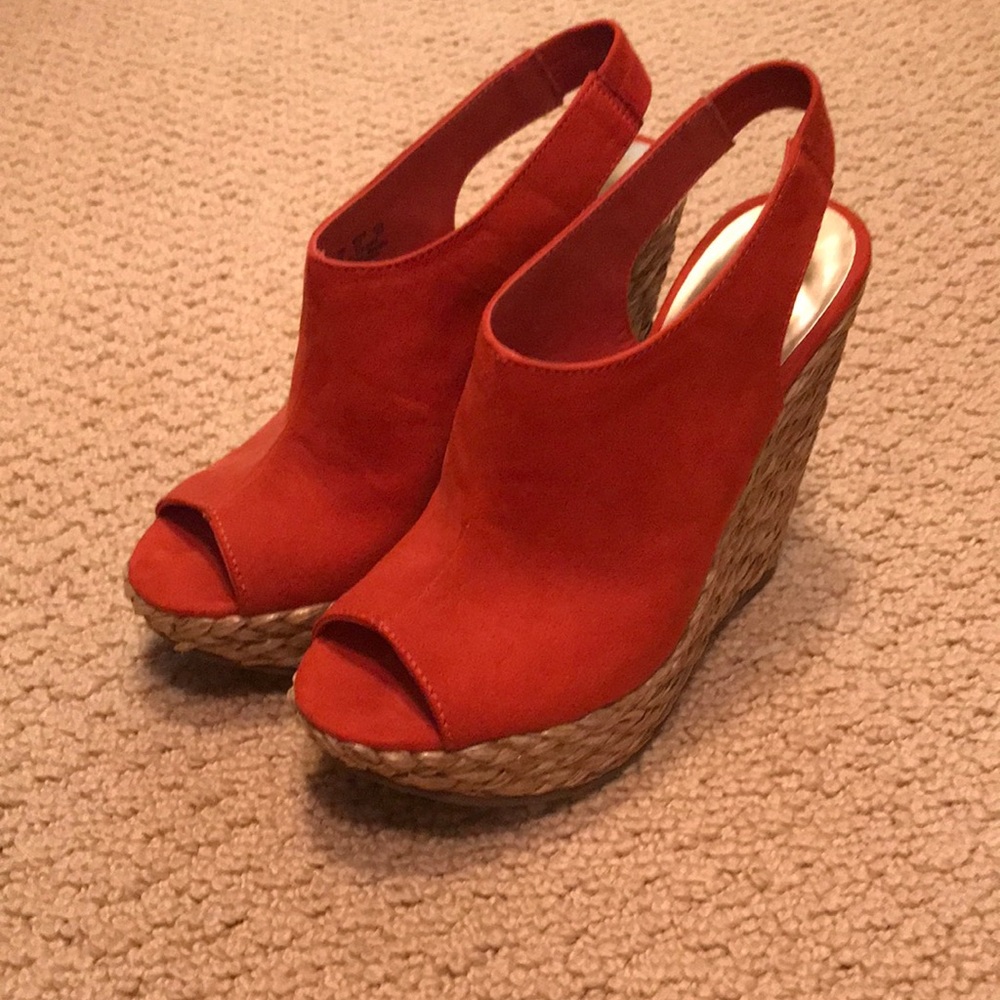 Carlos Santana !!! Woman’s high wedges!